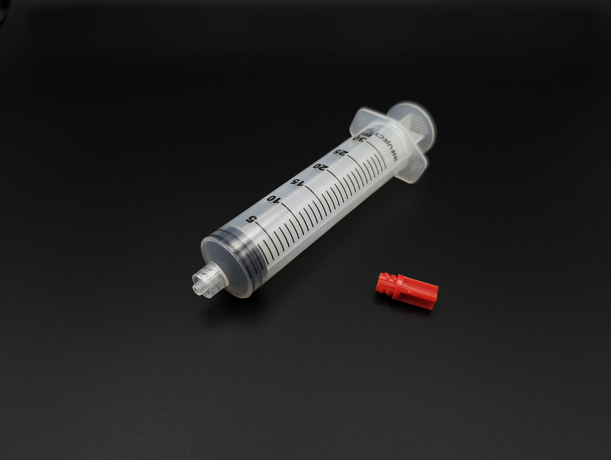 Einmalspritze 30 ml Luer-Lock dreiteilig (Karton mit 100 Spritzen) Einmalspritze 30 ml Luer-Lock dreiteilig (Karton mit 100 Spritzen)